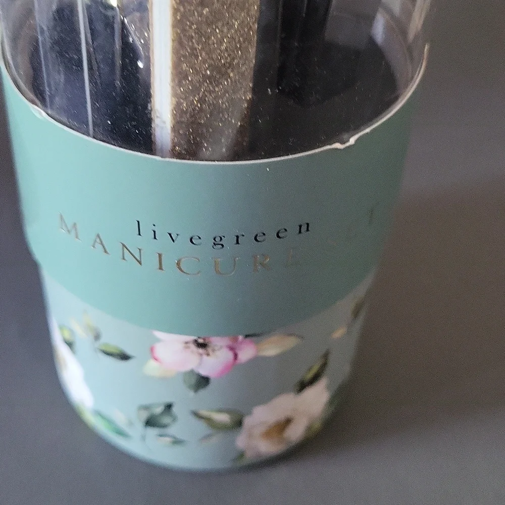 livegreen stylish manicure